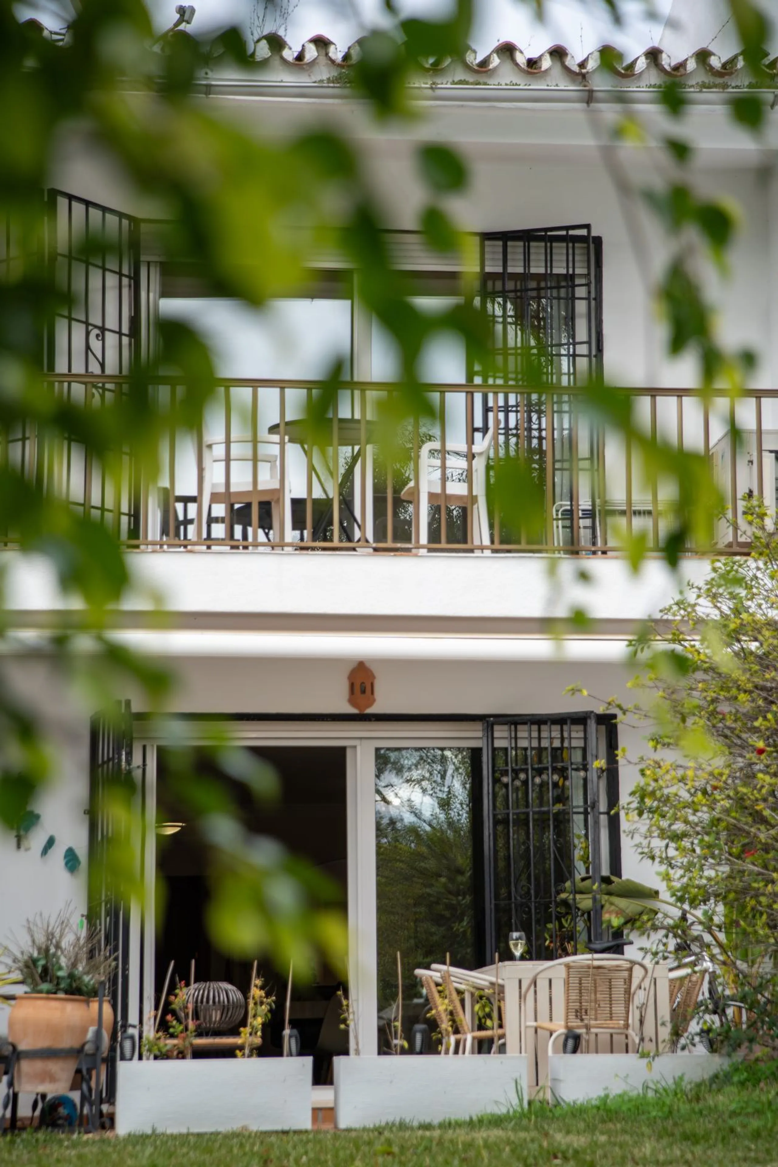 This unique duplex townhouse is located in the sought-after area of Nueva Atalaya (Estepona), within an exclusive residential complex of just 24 homes, offering privacy, tranquility, and a strong sense of community.