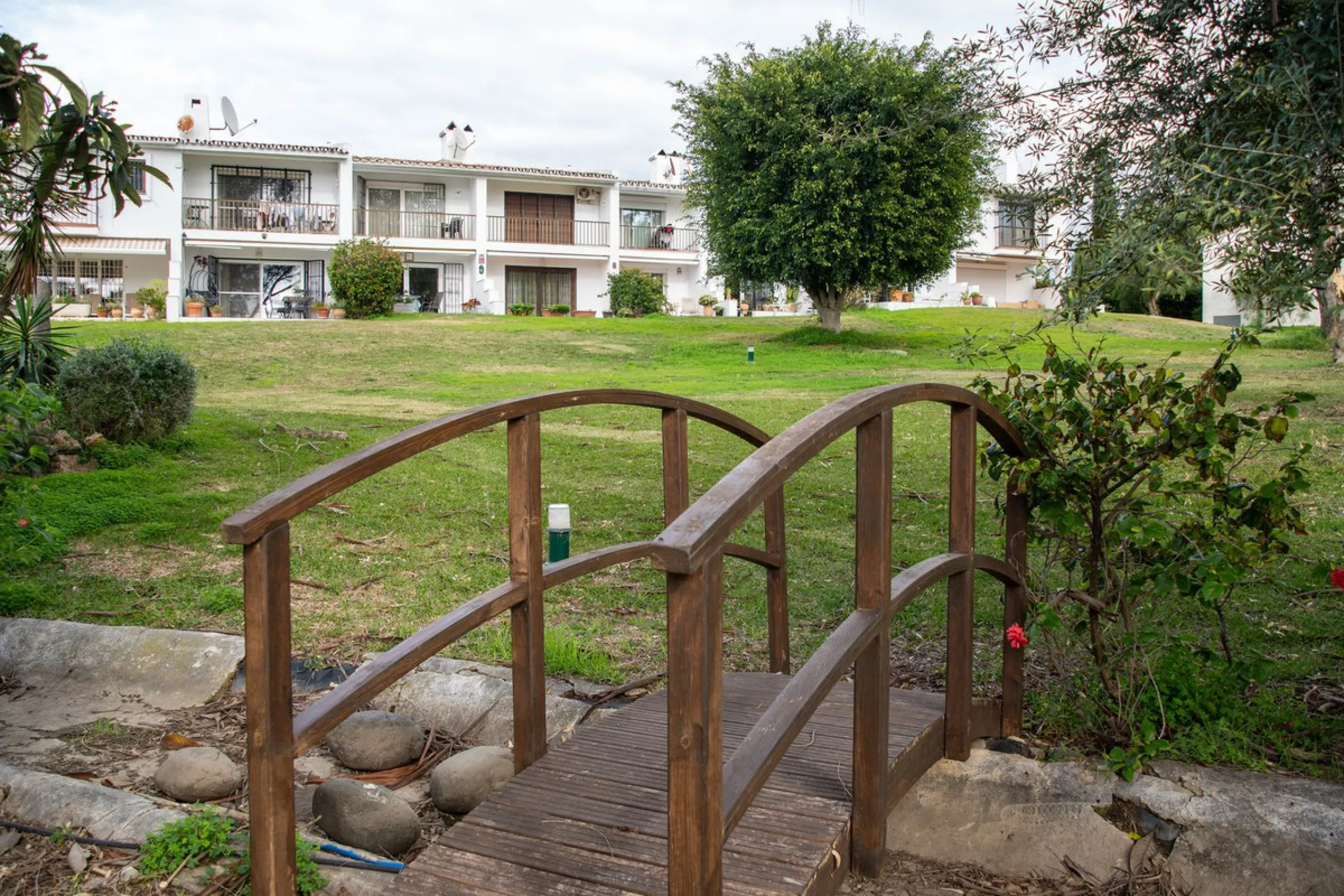 This unique duplex townhouse is located in the sought-after area of Nueva Atalaya (Estepona), within an exclusive residential complex of just 24 homes, offering privacy, tranquility, and a strong sense of community.