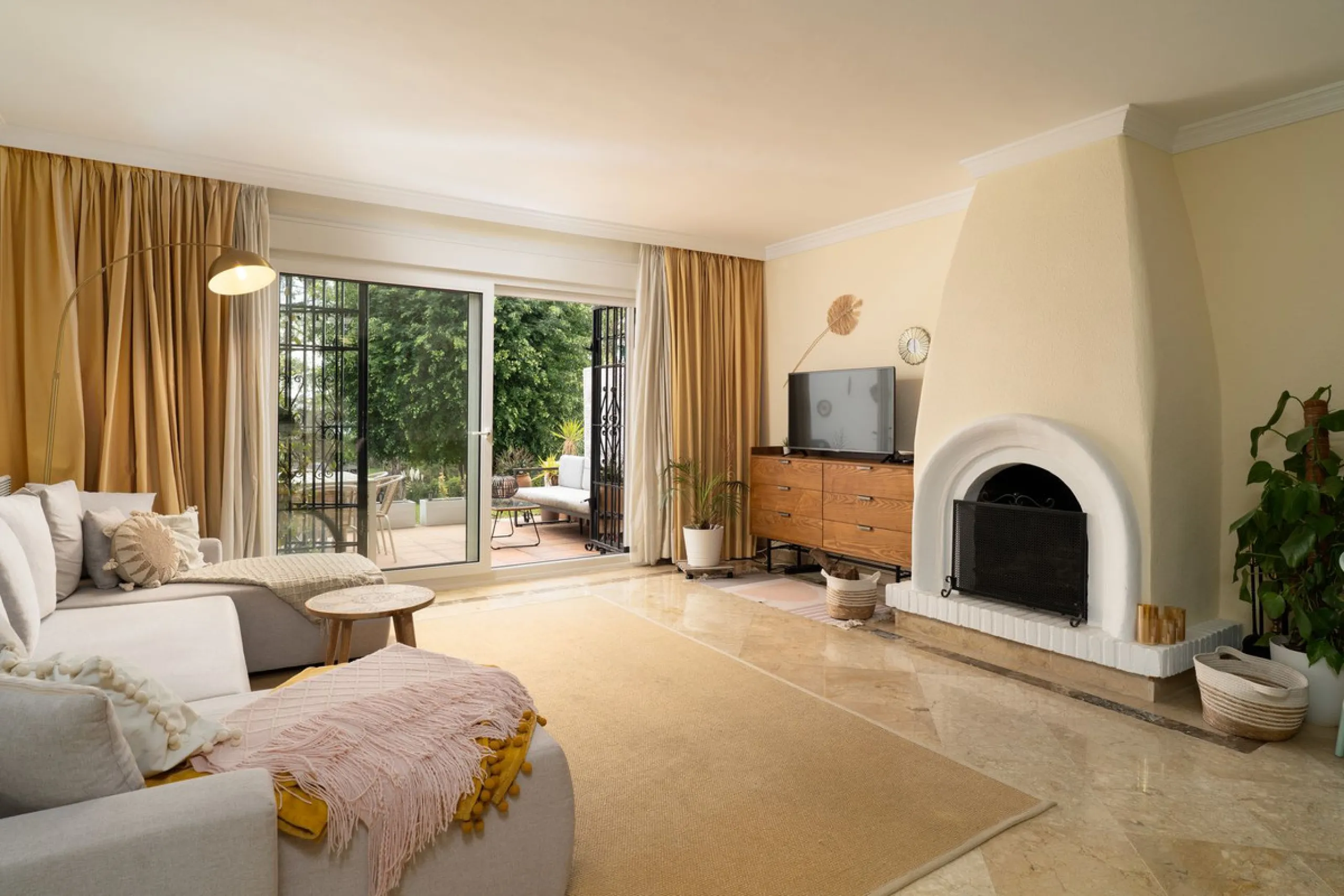 This unique duplex townhouse is located in the sought-after area of Nueva Atalaya (Estepona), within an exclusive residential complex of just 24 homes, offering privacy, tranquility, and a strong sense of community.