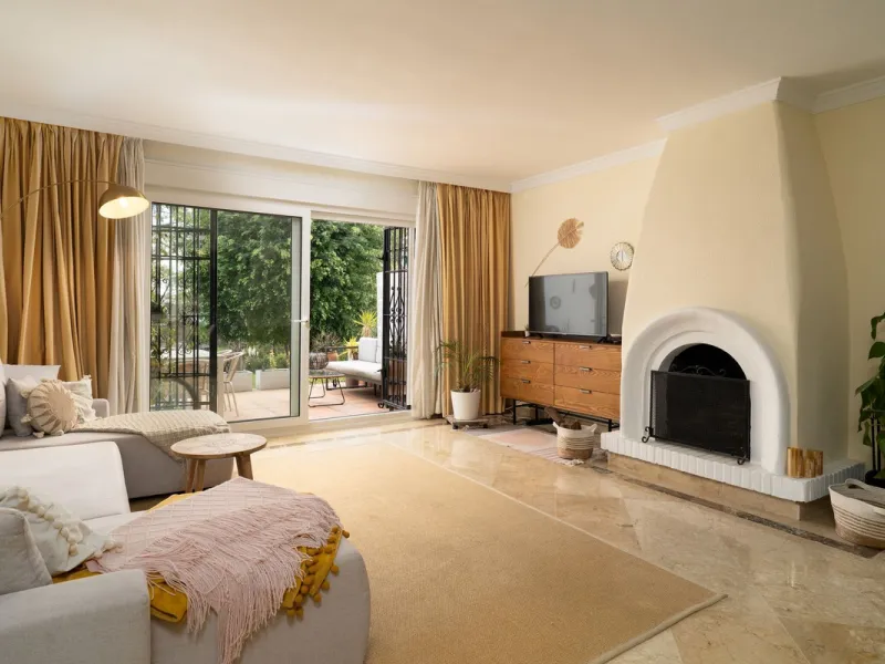 This unique duplex townhouse is located in the sought-after area of Nueva Atalaya (Estepona), within an exclusive residential complex of just 24 homes, offering privacy, tranquility, and a strong sense of community.
