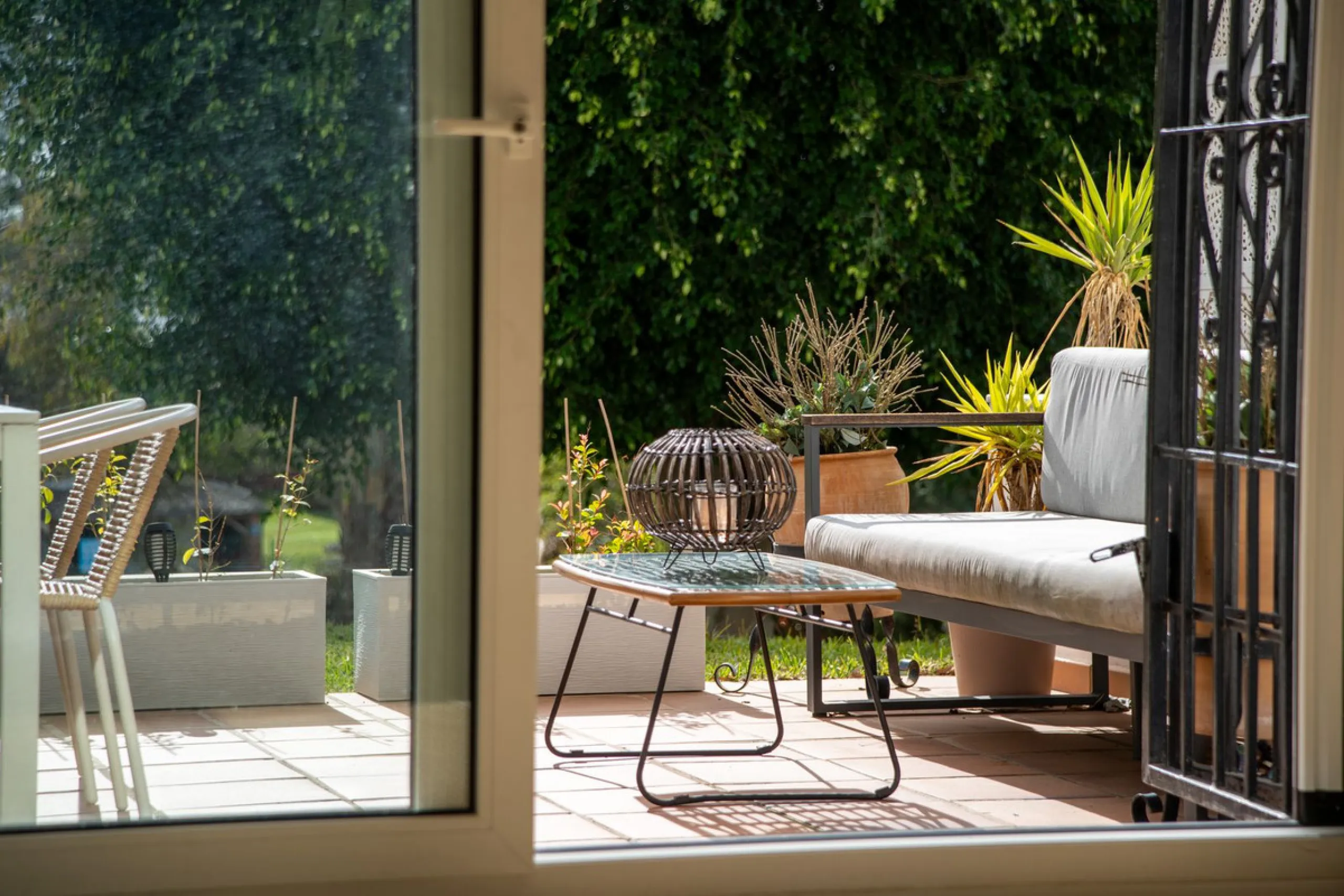 This unique duplex townhouse is located in the sought-after area of Nueva Atalaya (Estepona), within an exclusive residential complex of just 24 homes, offering privacy, tranquility, and a strong sense of community.