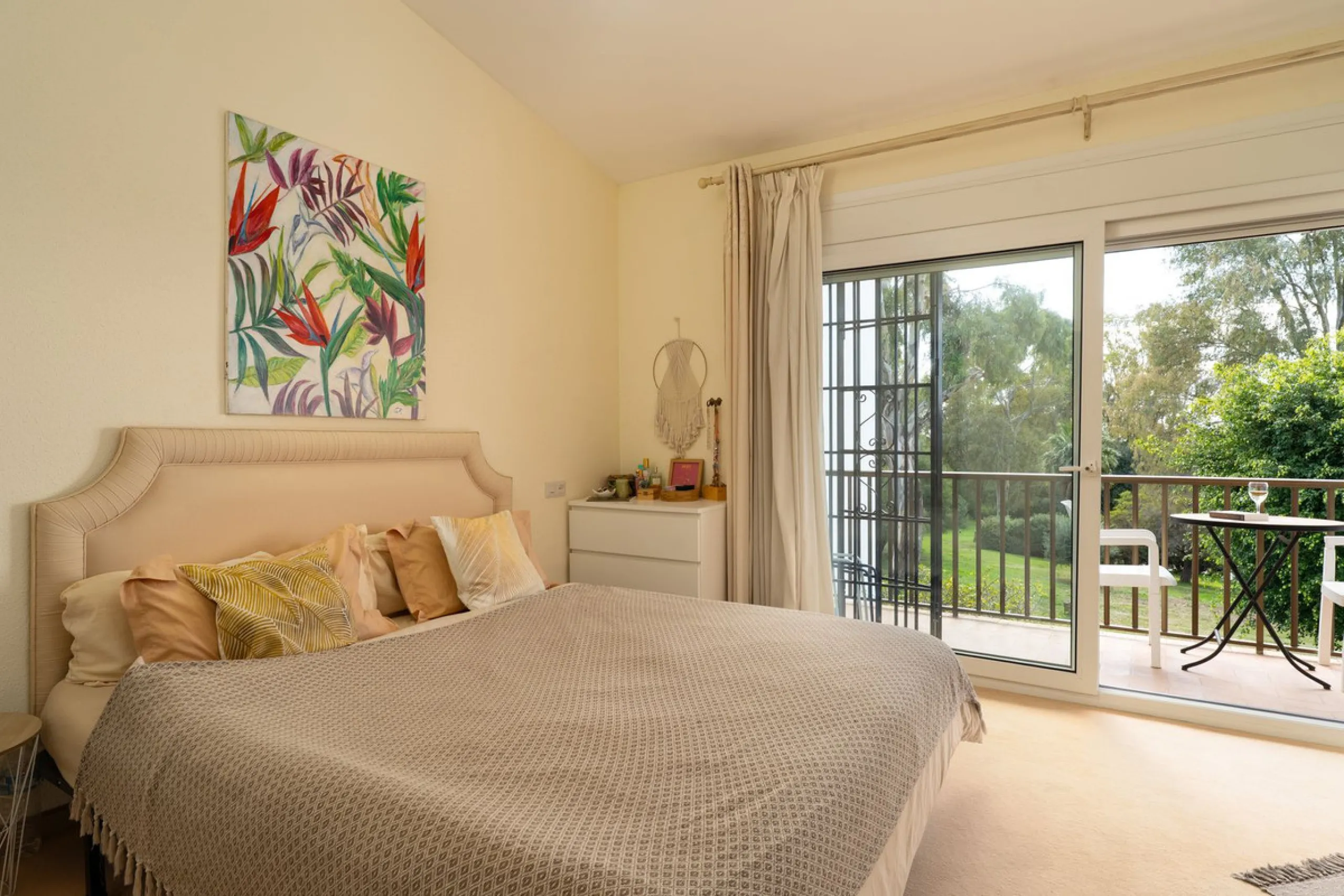 This unique duplex townhouse is located in the sought-after area of Nueva Atalaya (Estepona), within an exclusive residential complex of just 24 homes, offering privacy, tranquility, and a strong sense of community.