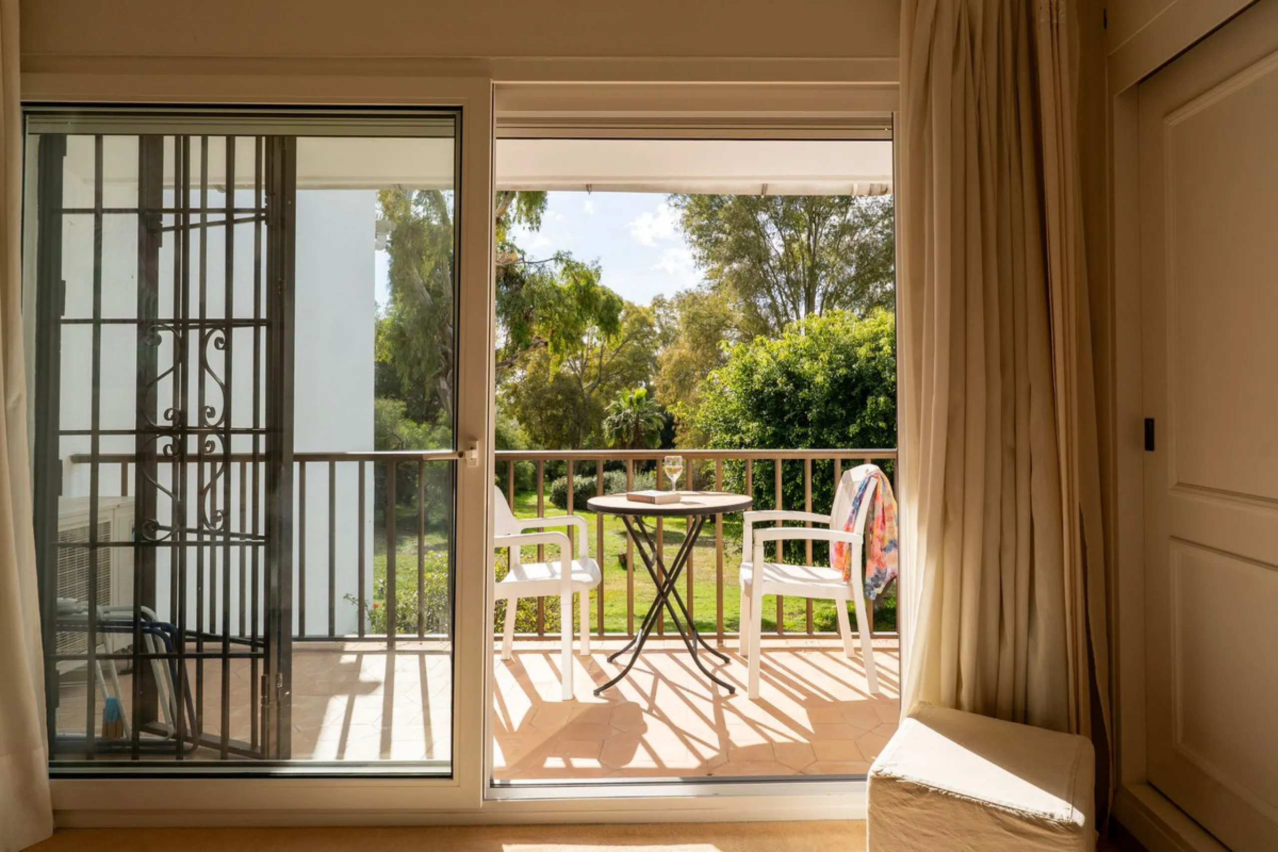This unique duplex townhouse is located in the sought-after area of Nueva Atalaya (Estepona), within an exclusive residential complex of just 24 homes, offering privacy, tranquility, and a strong sense of community.