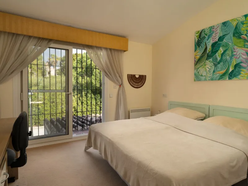 This unique duplex townhouse is located in the sought-after area of Nueva Atalaya (Estepona), within an exclusive residential complex of just 24 homes, offering privacy, tranquility, and a strong sense of community.