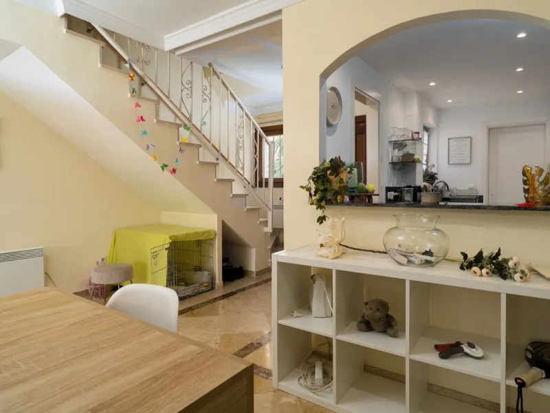 This unique duplex townhouse is located in the sought-after area of Nueva Atalaya (Estepona), within an exclusive residential complex of just 24 homes, offering privacy, tranquility, and a strong sense of community.