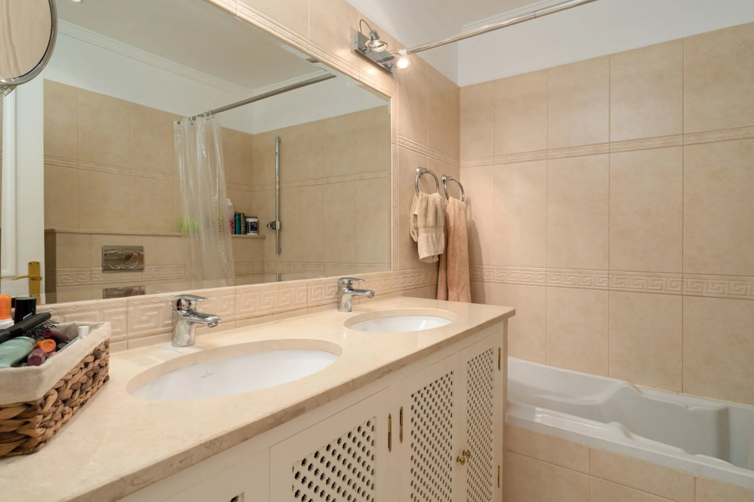 This unique duplex townhouse is located in the sought-after area of Nueva Atalaya (Estepona), within an exclusive residential complex of just 24 homes, offering privacy, tranquility, and a strong sense of community.