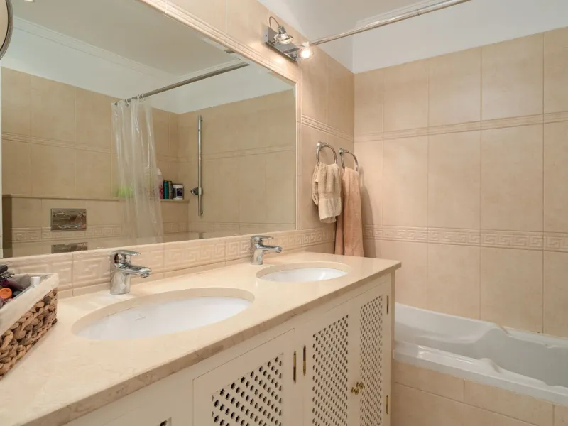 This unique duplex townhouse is located in the sought-after area of Nueva Atalaya (Estepona), within an exclusive residential complex of just 24 homes, offering privacy, tranquility, and a strong sense of community.