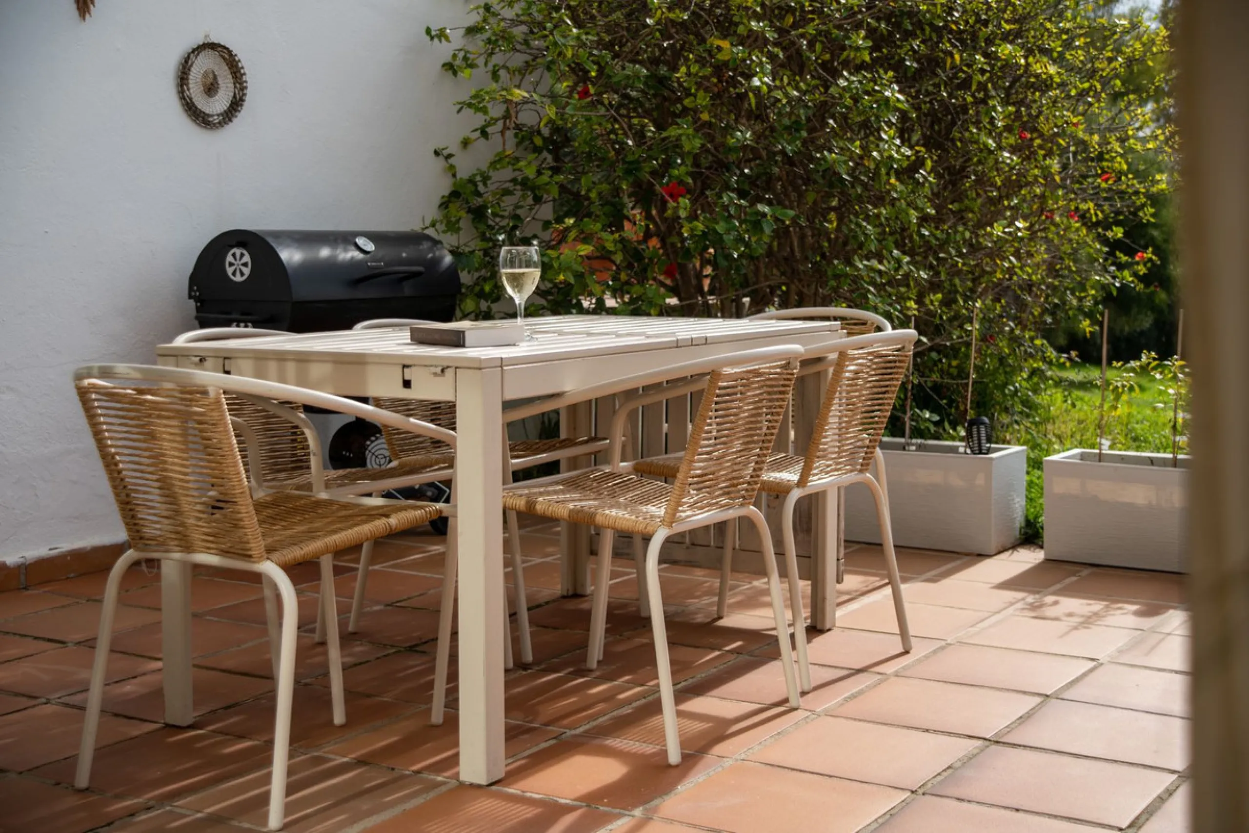 This unique duplex townhouse is located in the sought-after area of Nueva Atalaya (Estepona), within an exclusive residential complex of just 24 homes, offering privacy, tranquility, and a strong sense of community.
