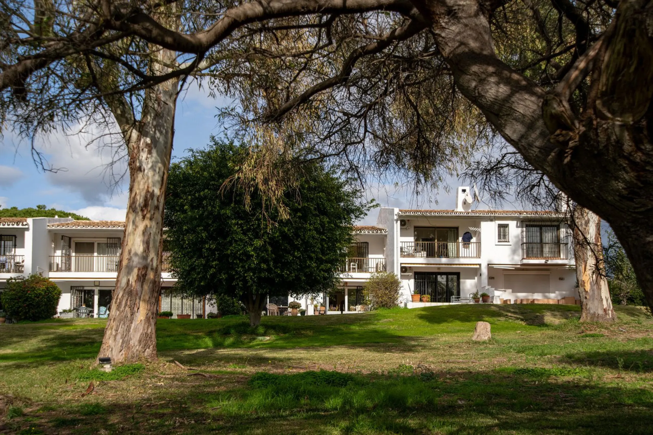 This unique duplex townhouse is located in the sought-after area of Nueva Atalaya (Estepona), within an exclusive residential complex of just 24 homes, offering privacy, tranquility, and a strong sense of community.