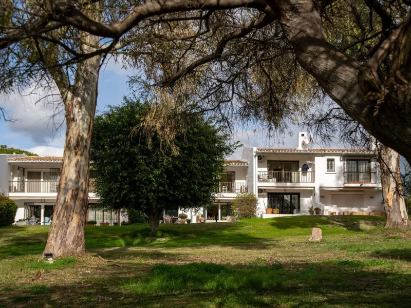 This unique duplex townhouse is located in the sought-after area of Nueva Atalaya (Estepona), within an exclusive residential complex of just 24 homes, offering privacy, tranquility, and a strong sense of community.