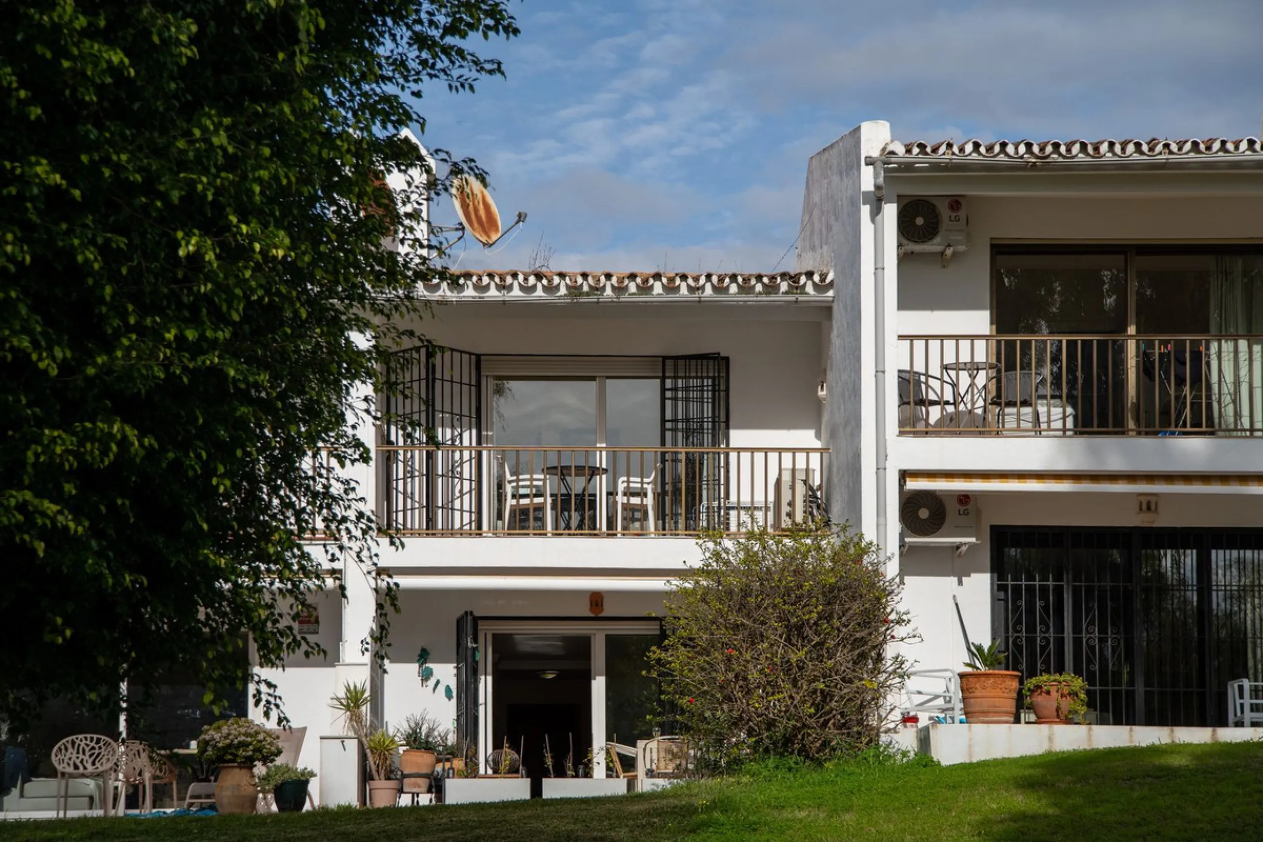 This unique duplex townhouse is located in the sought-after area of Nueva Atalaya (Estepona), within an exclusive residential complex of just 24 homes, offering privacy, tranquility, and a strong sense of community.