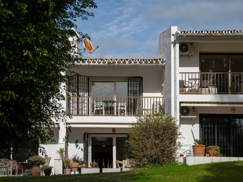 This unique duplex townhouse is located in the sought-after area of Nueva Atalaya (Estepona), within an exclusive residential complex of just 24 homes, offering privacy, tranquility, and a strong sense of community.