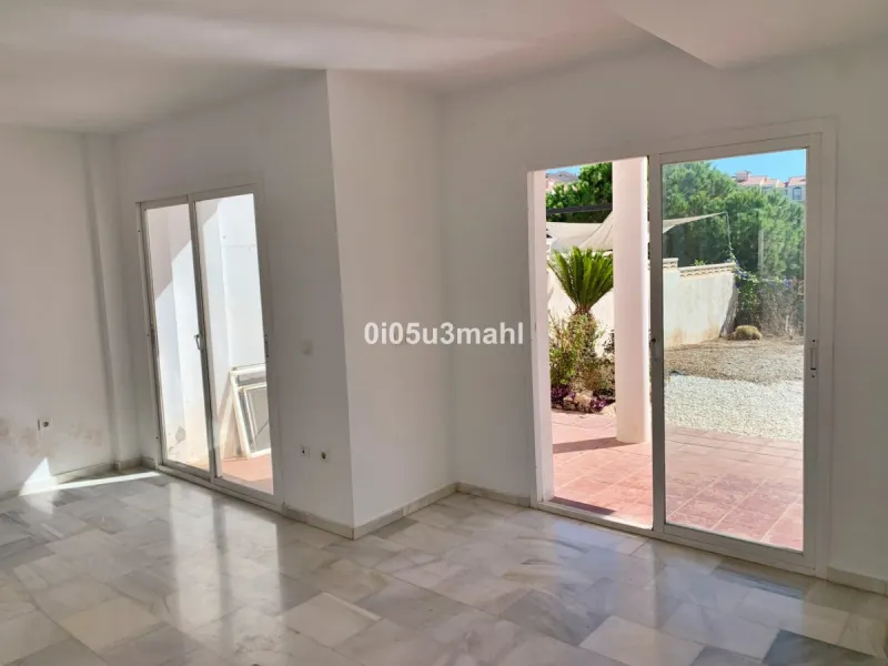 If you're looking for a home where the outdoor space takes centre stage and you can enjoy the fresh air in complete privacy, this magnificent corner villa is the perfect opportunity.