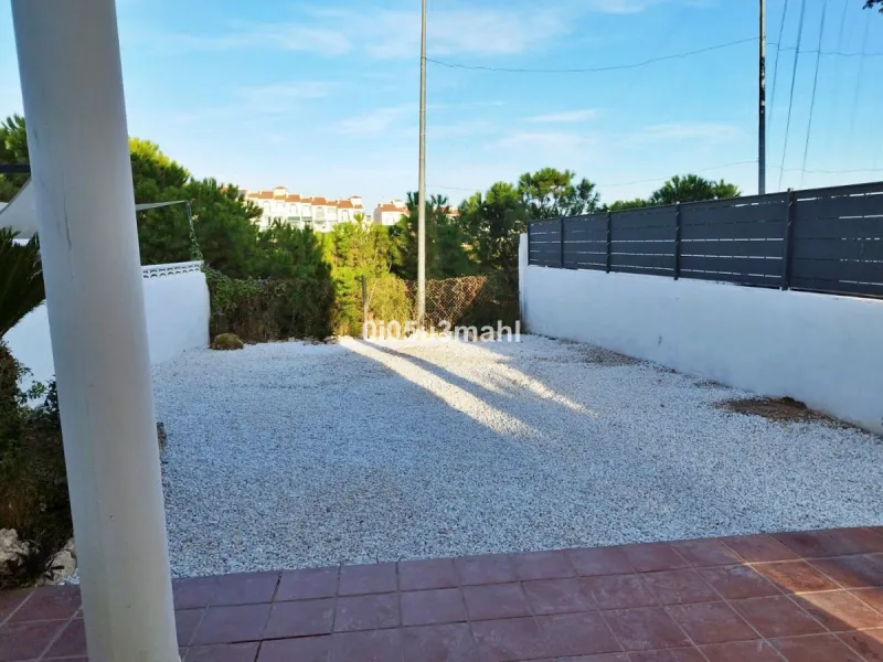 If you're looking for a home where the outdoor space takes centre stage and you can enjoy the fresh air in complete privacy, this magnificent corner villa is the perfect opportunity.