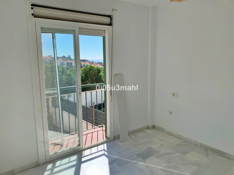 If you're looking for a home where the outdoor space takes centre stage and you can enjoy the fresh air in complete privacy, this magnificent corner villa is the perfect opportunity.