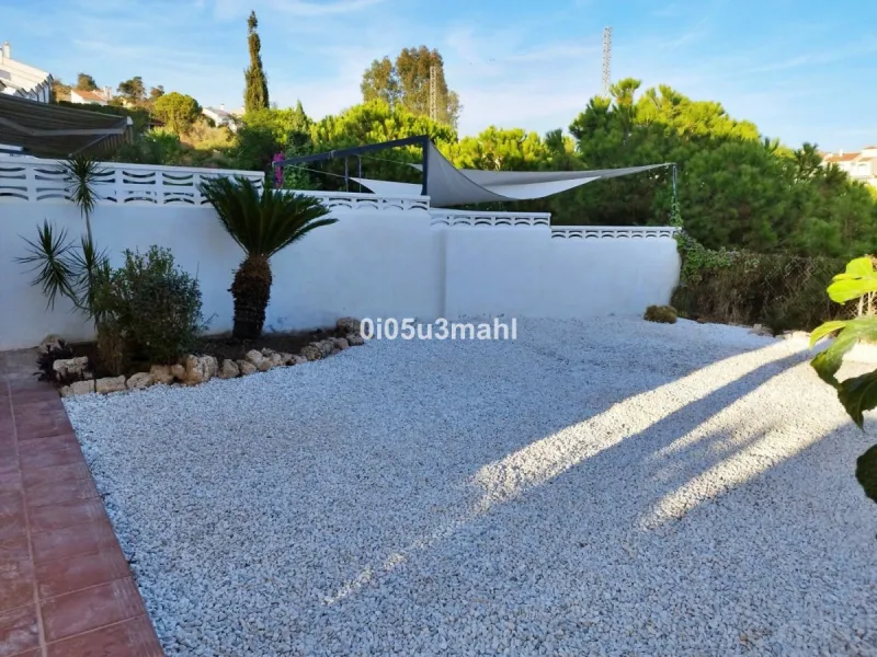 If you're looking for a home where the outdoor space takes centre stage and you can enjoy the fresh air in complete privacy, this magnificent corner villa is the perfect opportunity.