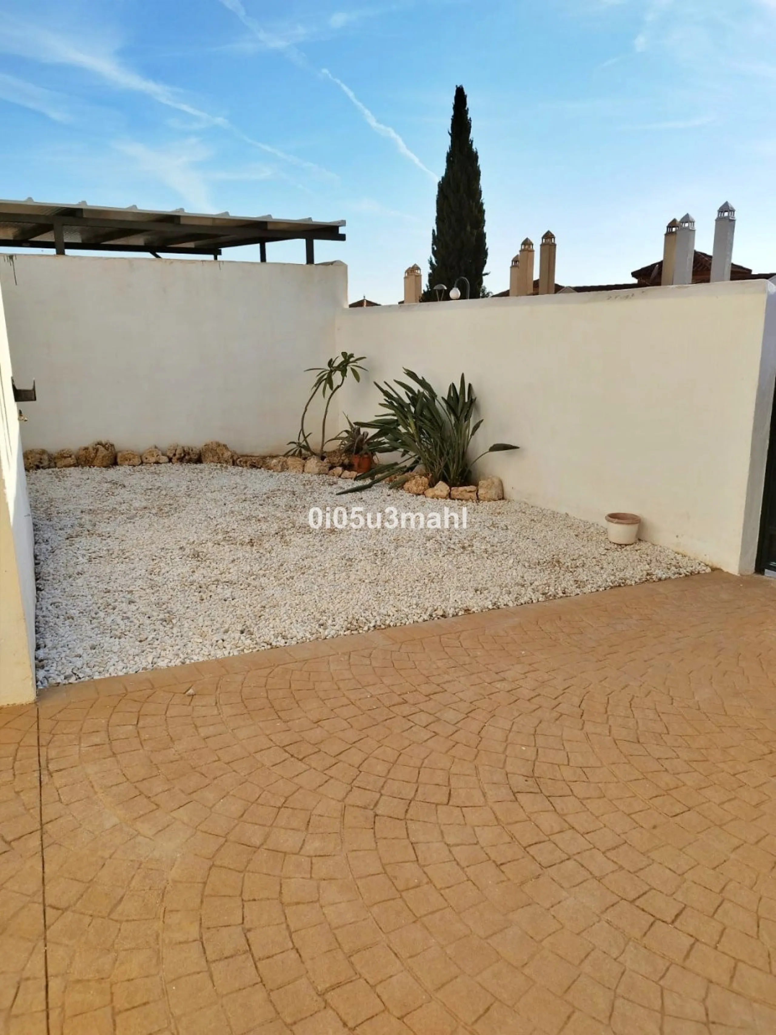 If you're looking for a home where the outdoor space takes centre stage and you can enjoy the fresh air in complete privacy, this magnificent corner villa is the perfect opportunity.
