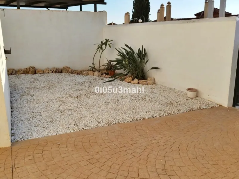If you're looking for a home where the outdoor space takes centre stage and you can enjoy the fresh air in complete privacy, this magnificent corner villa is the perfect opportunity.