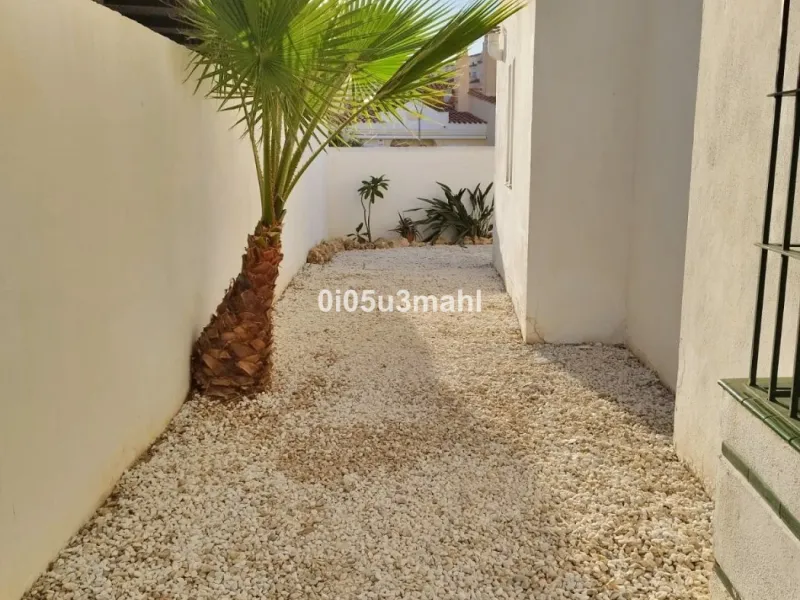 If you're looking for a home where the outdoor space takes centre stage and you can enjoy the fresh air in complete privacy, this magnificent corner villa is the perfect opportunity.