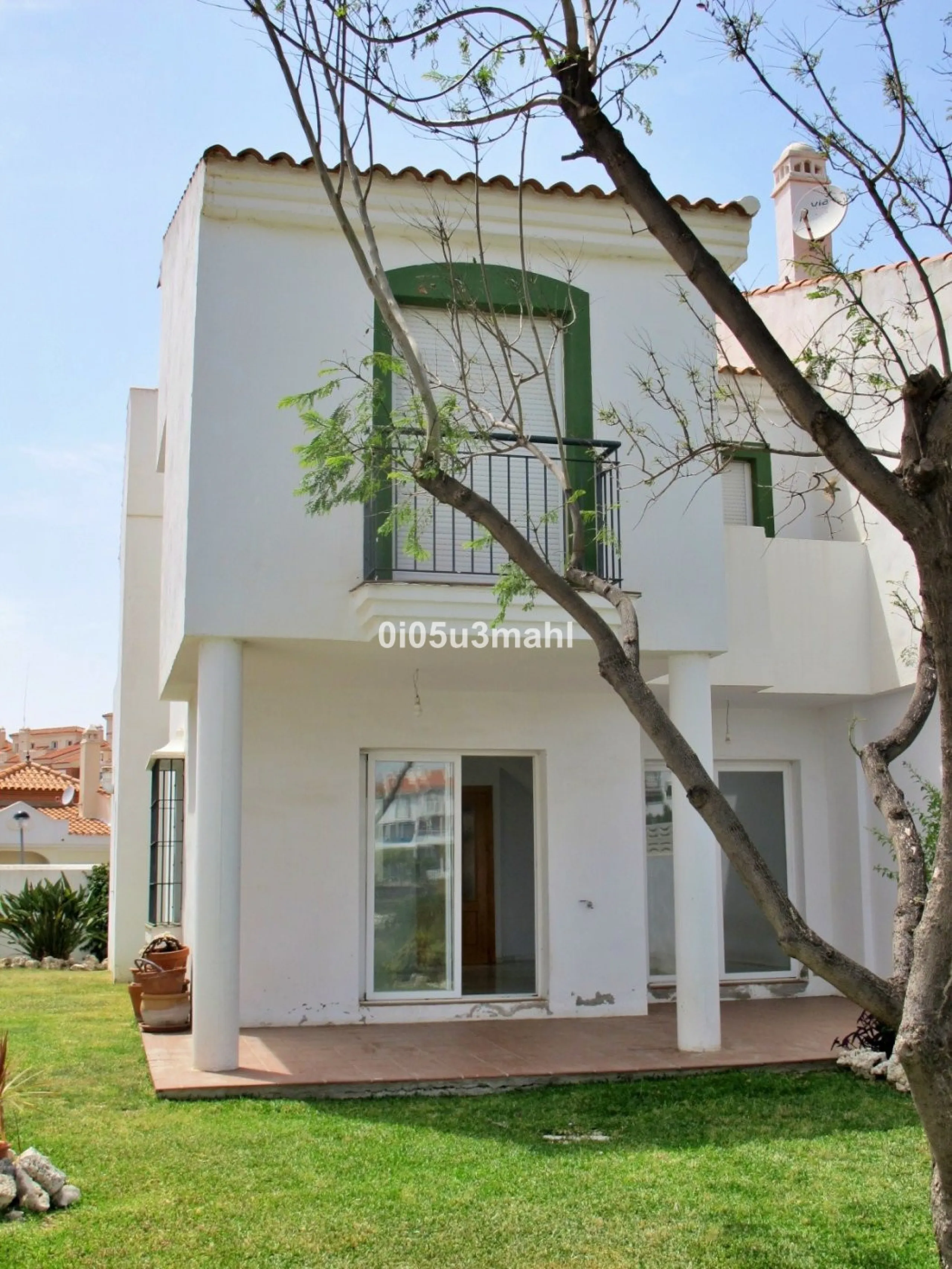 If you're looking for a home where the outdoor space takes centre stage and you can enjoy the fresh air in complete privacy, this magnificent corner villa is the perfect opportunity.