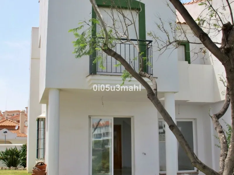 If you're looking for a home where the outdoor space takes centre stage and you can enjoy the fresh air in complete privacy, this magnificent corner villa is the perfect opportunity.