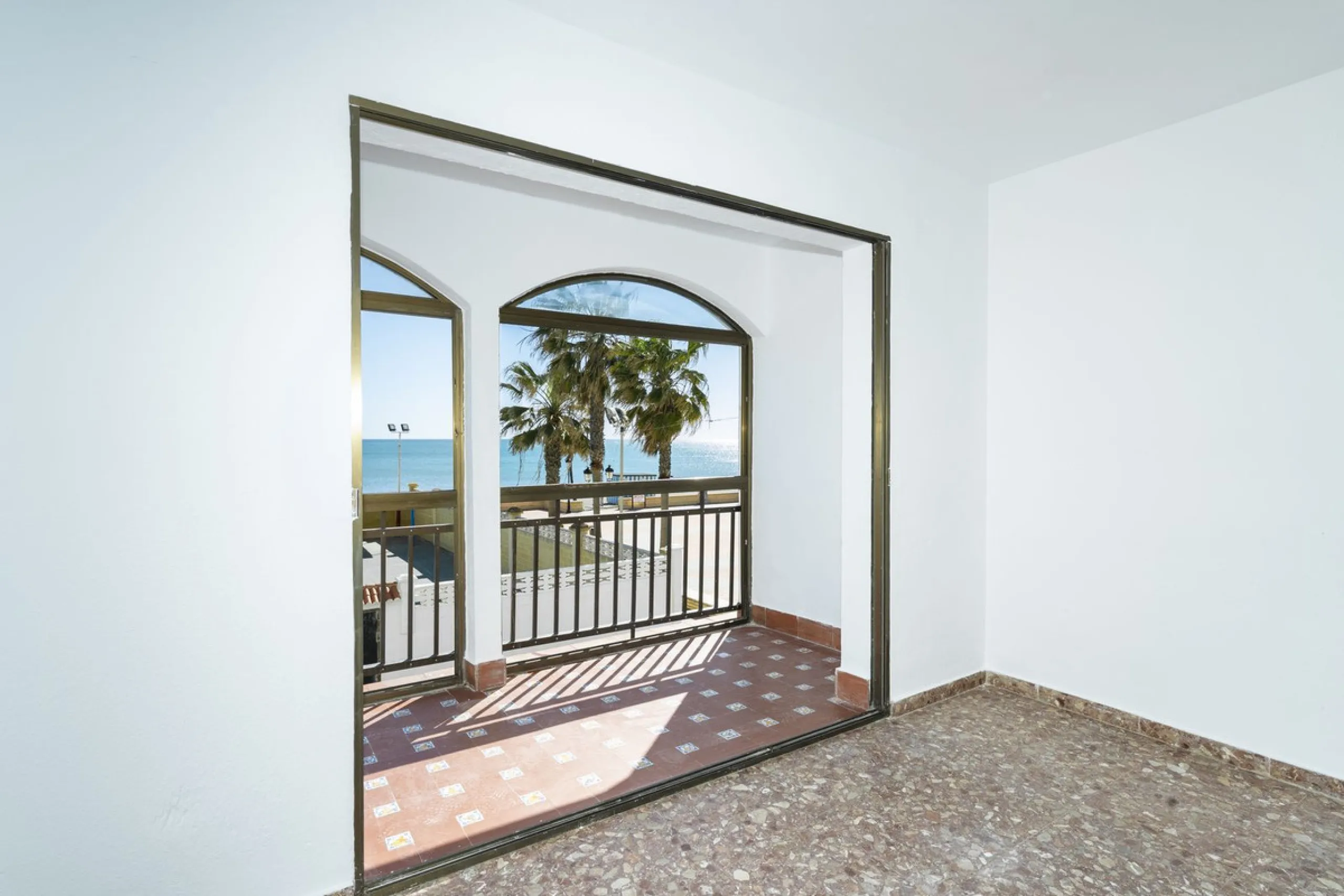 SPACIOUS APARTMENT WITH TERRACE AND SEA VIEWS IN THE HEART OF SABINILLAS