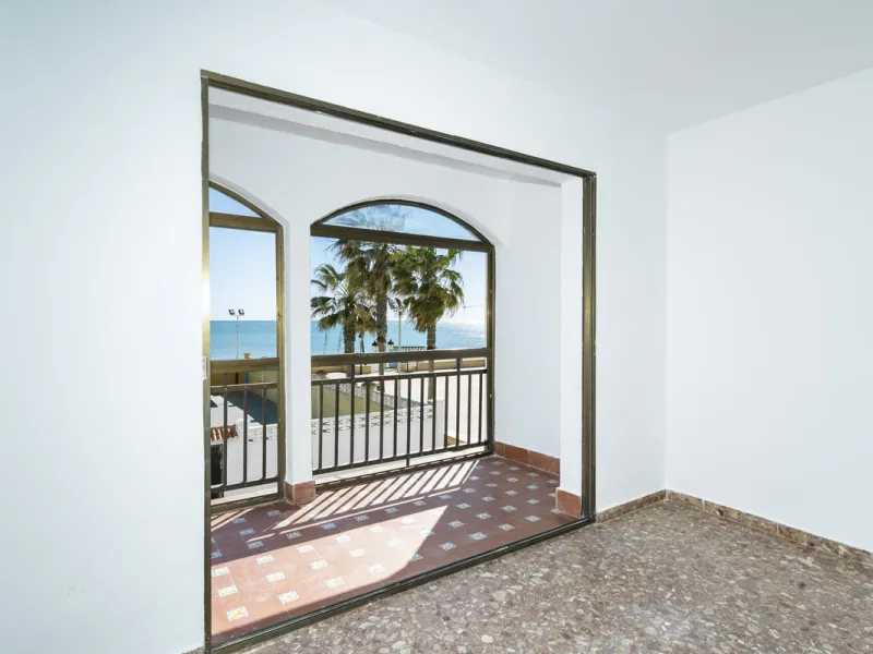 SPACIOUS APARTMENT WITH TERRACE AND SEA VIEWS IN THE HEART OF SABINILLAS
