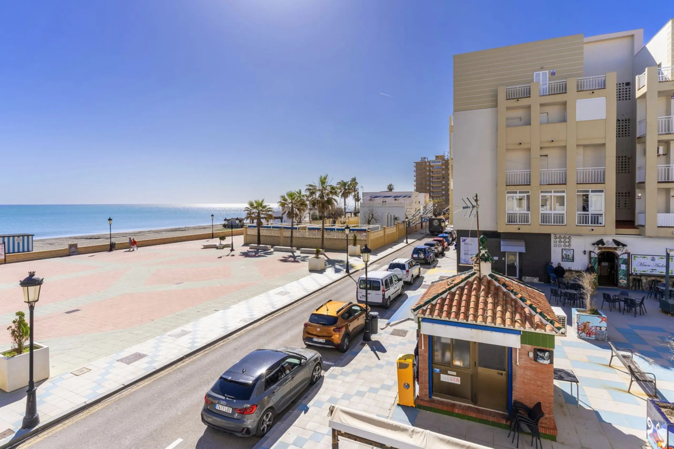 SPACIOUS APARTMENT WITH TERRACE AND SEA VIEWS IN THE HEART OF SABINILLAS