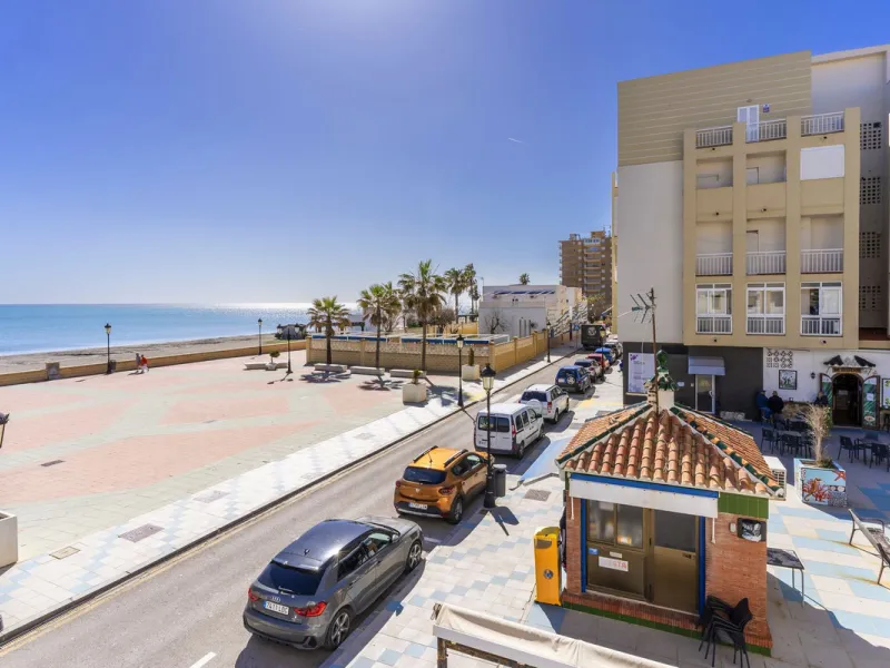 SPACIOUS APARTMENT WITH TERRACE AND SEA VIEWS IN THE HEART OF SABINILLAS