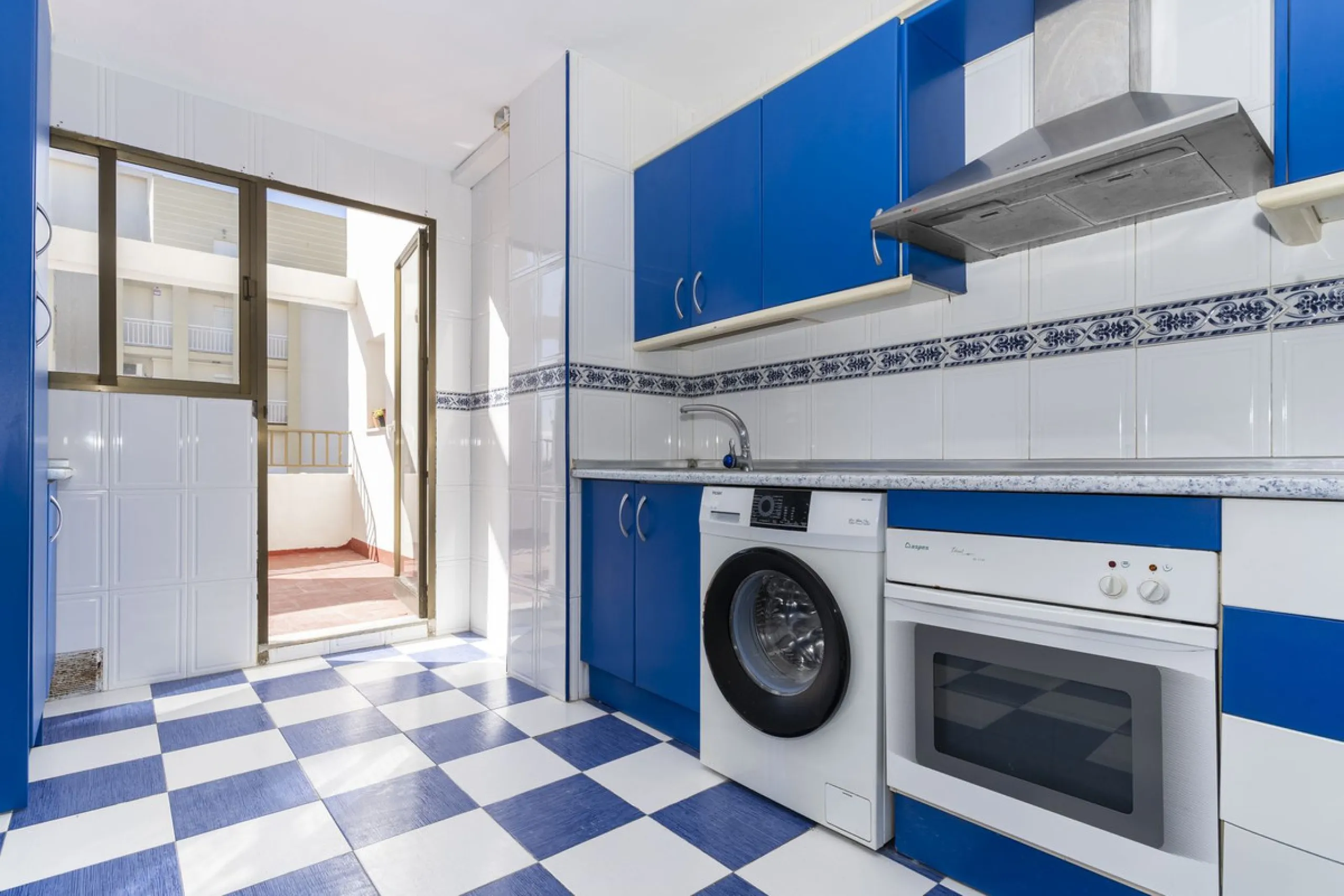 SPACIOUS APARTMENT WITH TERRACE AND SEA VIEWS IN THE HEART OF SABINILLAS