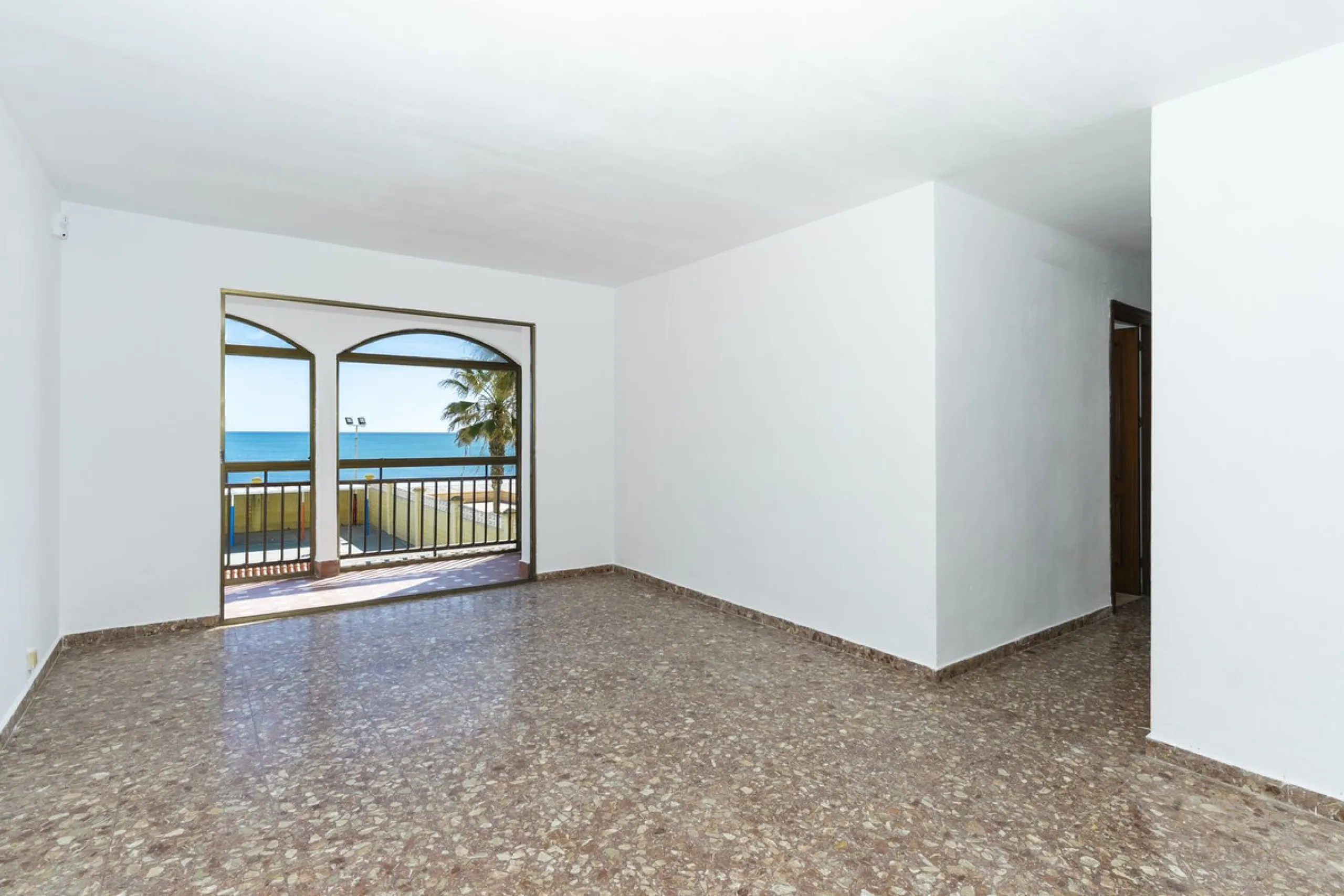 SPACIOUS APARTMENT WITH TERRACE AND SEA VIEWS IN THE HEART OF SABINILLAS