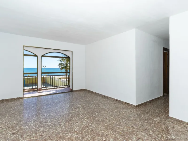 SPACIOUS APARTMENT WITH TERRACE AND SEA VIEWS IN THE HEART OF SABINILLAS