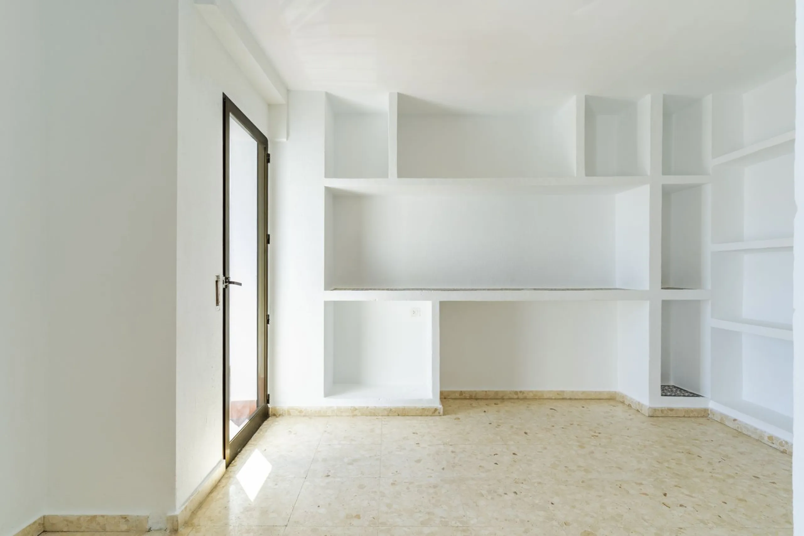 SPACIOUS APARTMENT WITH TERRACE AND SEA VIEWS IN THE HEART OF SABINILLAS