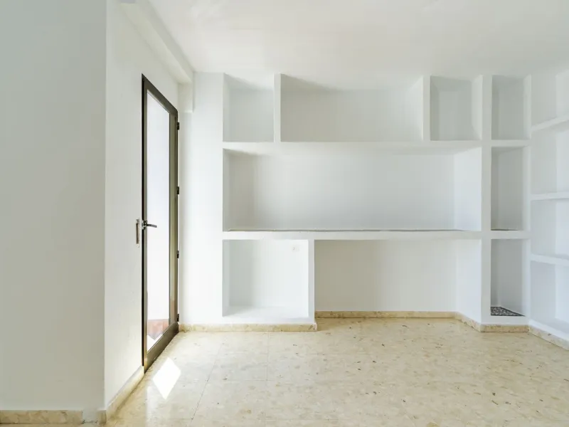 SPACIOUS APARTMENT WITH TERRACE AND SEA VIEWS IN THE HEART OF SABINILLAS