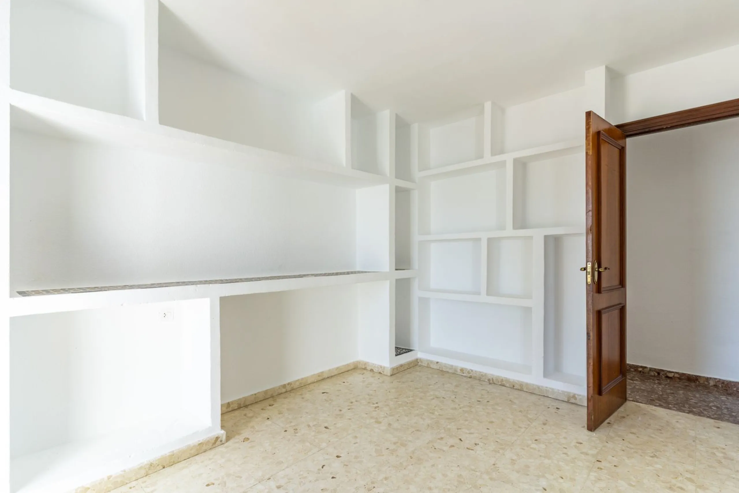 SPACIOUS APARTMENT WITH TERRACE AND SEA VIEWS IN THE HEART OF SABINILLAS