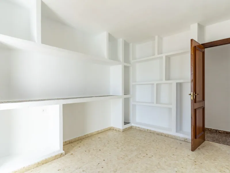 SPACIOUS APARTMENT WITH TERRACE AND SEA VIEWS IN THE HEART OF SABINILLAS