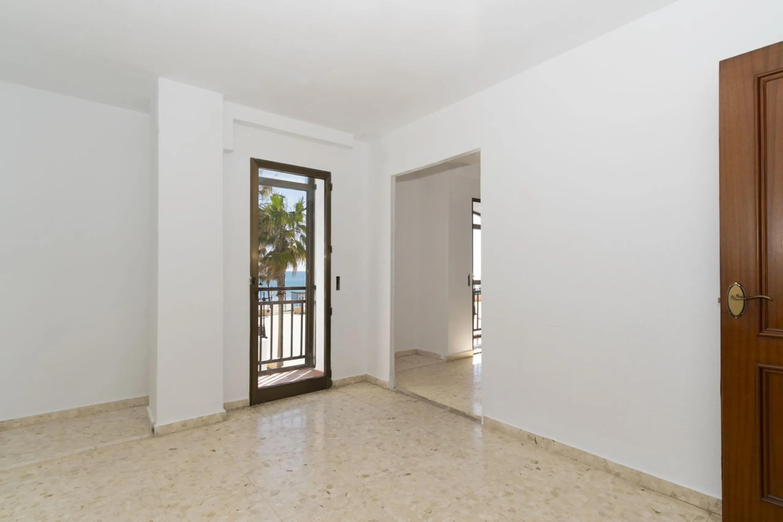 SPACIOUS APARTMENT WITH TERRACE AND SEA VIEWS IN THE HEART OF SABINILLAS