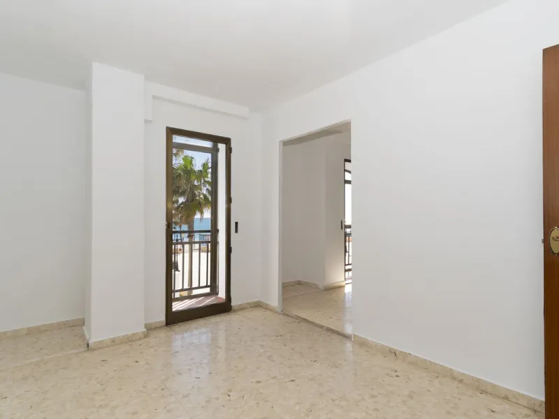 SPACIOUS APARTMENT WITH TERRACE AND SEA VIEWS IN THE HEART OF SABINILLAS