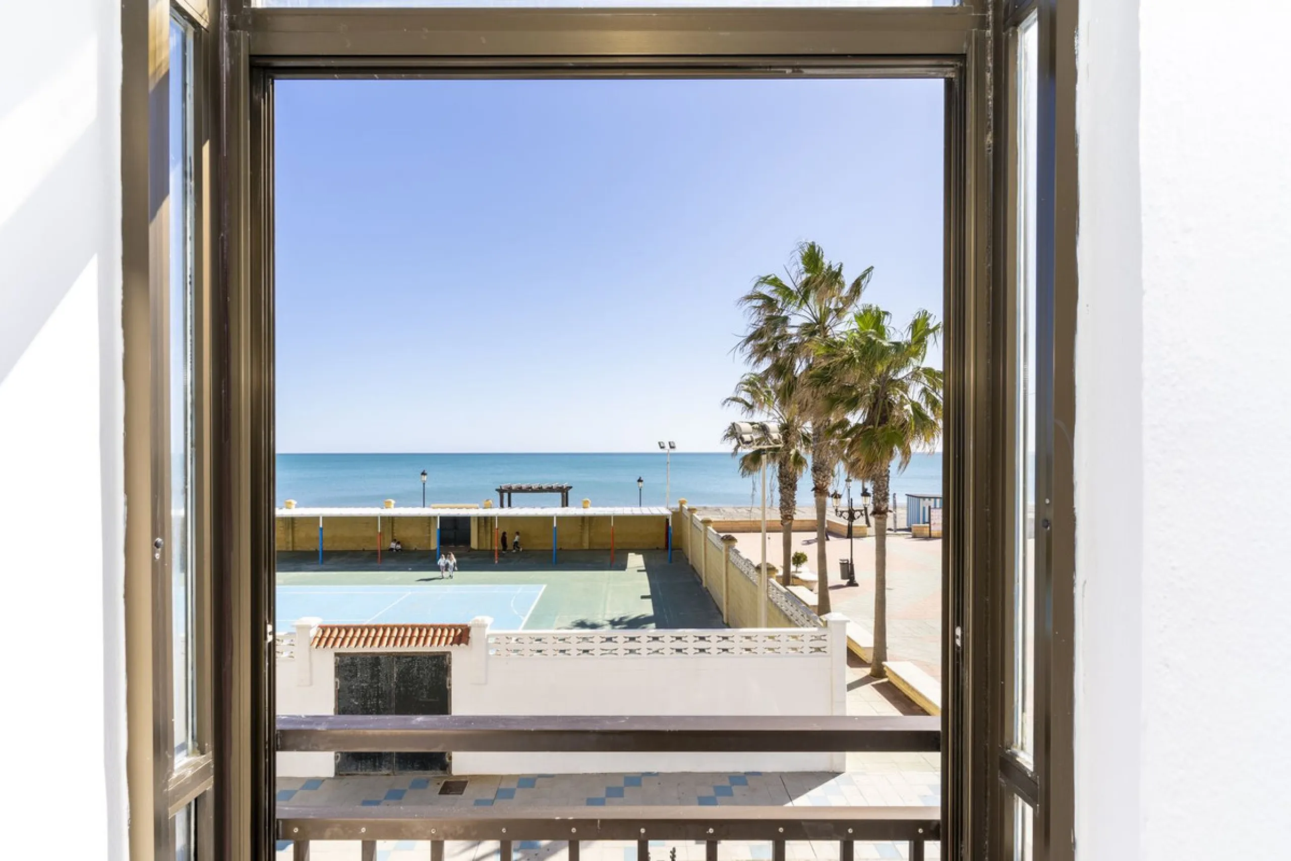 SPACIOUS APARTMENT WITH TERRACE AND SEA VIEWS IN THE HEART OF SABINILLAS
