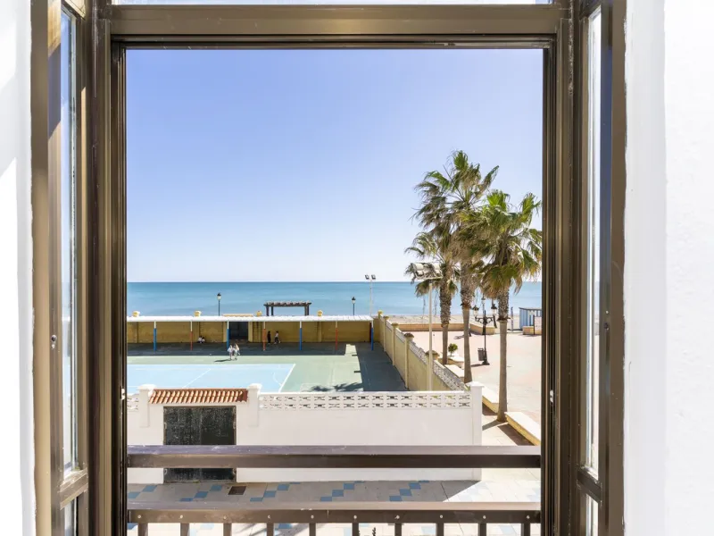 SPACIOUS APARTMENT WITH TERRACE AND SEA VIEWS IN THE HEART OF SABINILLAS