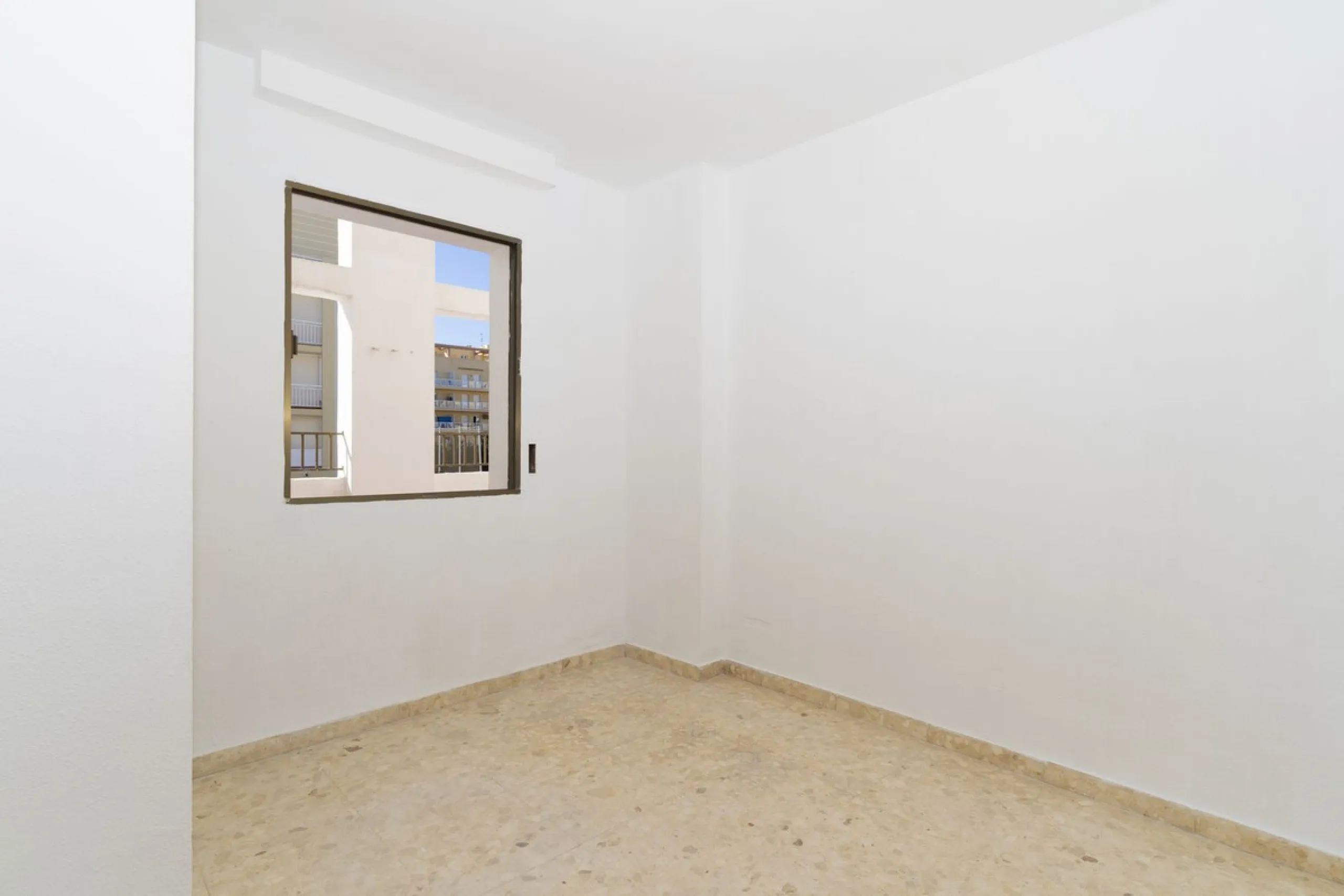 SPACIOUS APARTMENT WITH TERRACE AND SEA VIEWS IN THE HEART OF SABINILLAS