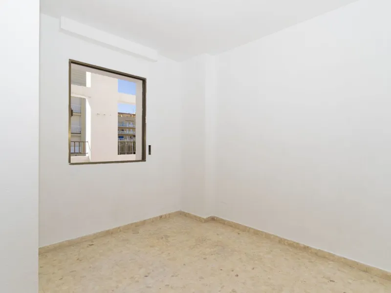 SPACIOUS APARTMENT WITH TERRACE AND SEA VIEWS IN THE HEART OF SABINILLAS