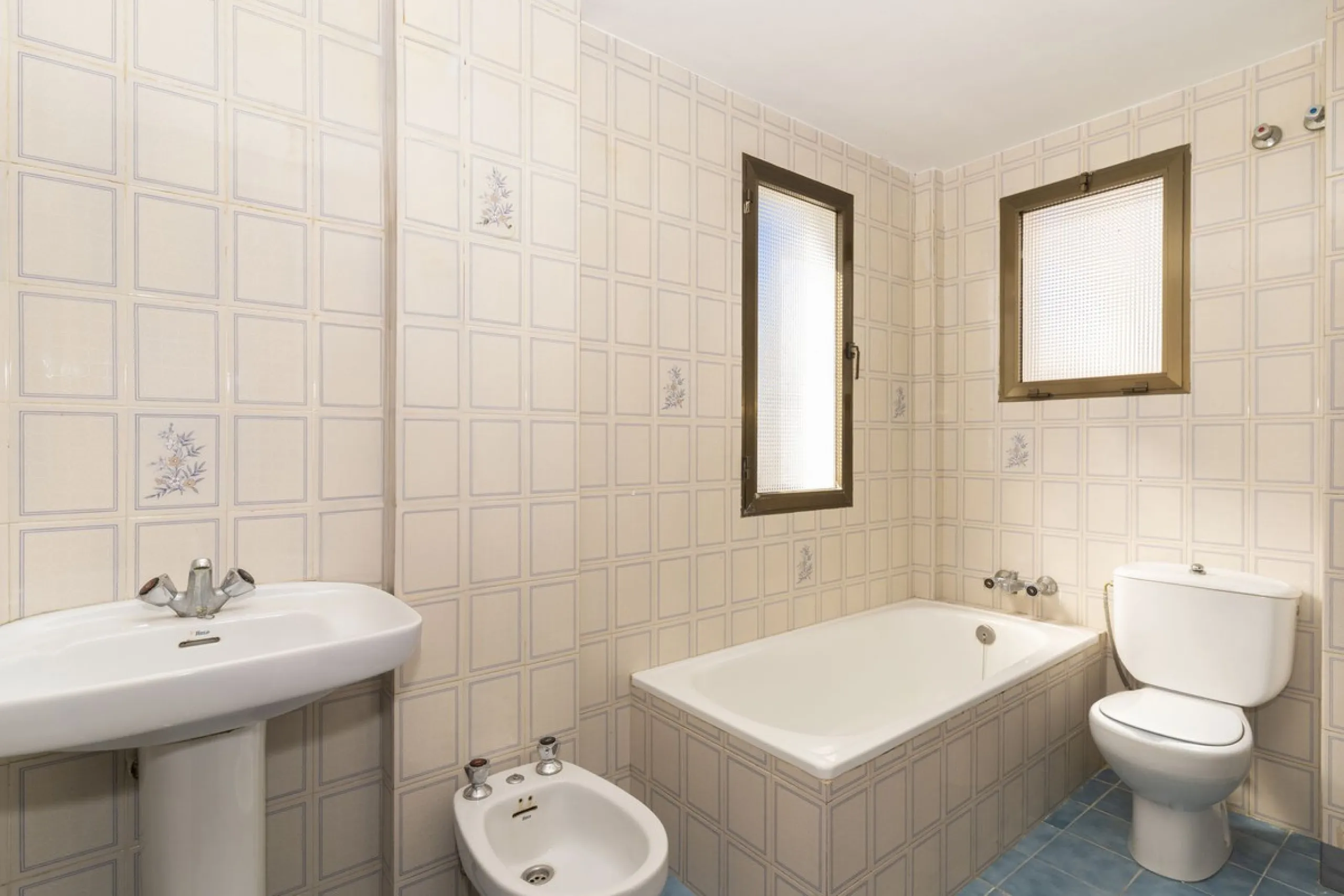 SPACIOUS APARTMENT WITH TERRACE AND SEA VIEWS IN THE HEART OF SABINILLAS