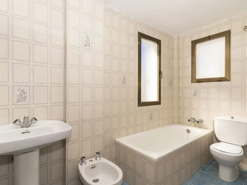 SPACIOUS APARTMENT WITH TERRACE AND SEA VIEWS IN THE HEART OF SABINILLAS