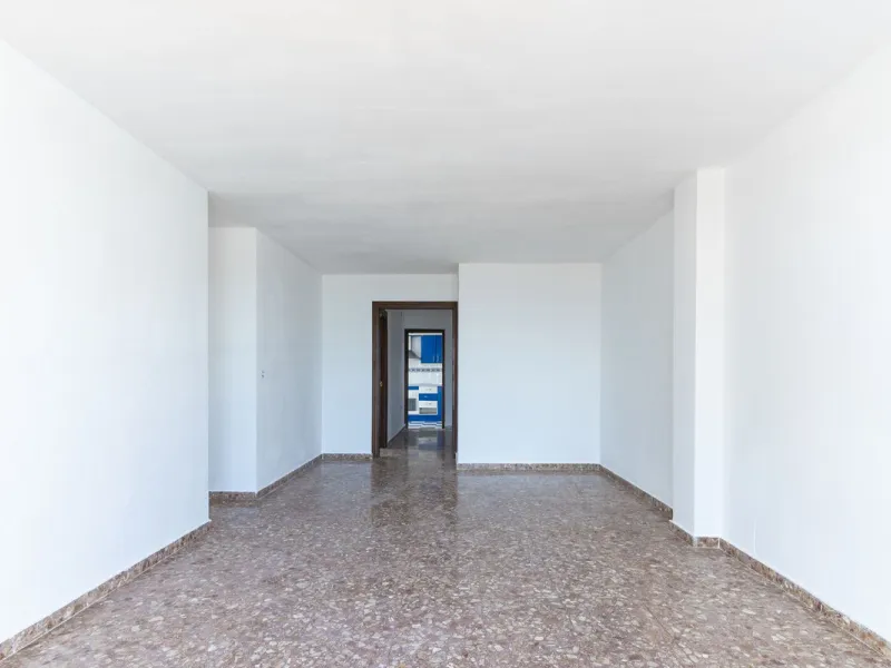SPACIOUS APARTMENT WITH TERRACE AND SEA VIEWS IN THE HEART OF SABINILLAS