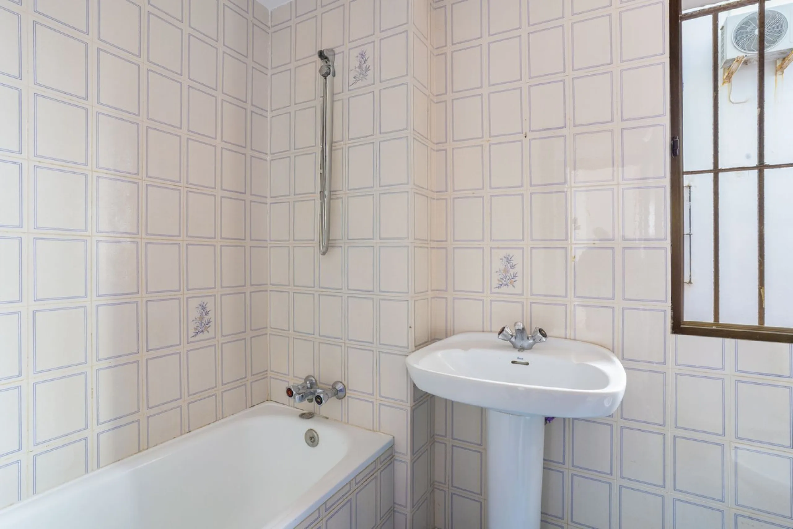 SPACIOUS APARTMENT WITH TERRACE AND SEA VIEWS IN THE HEART OF SABINILLAS