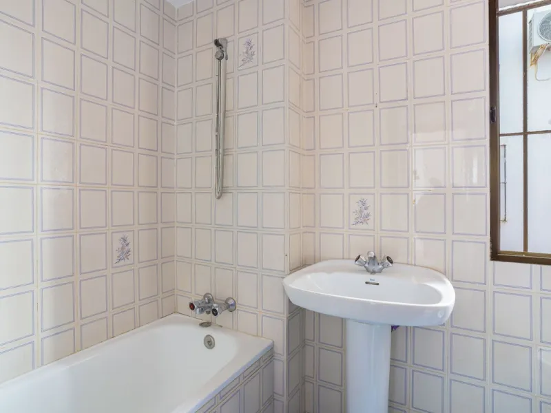 SPACIOUS APARTMENT WITH TERRACE AND SEA VIEWS IN THE HEART OF SABINILLAS
