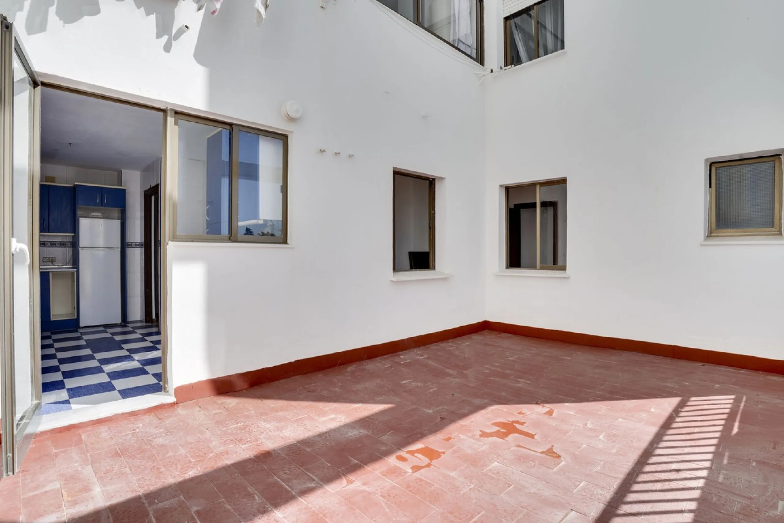 SPACIOUS APARTMENT WITH TERRACE AND SEA VIEWS IN THE HEART OF SABINILLAS