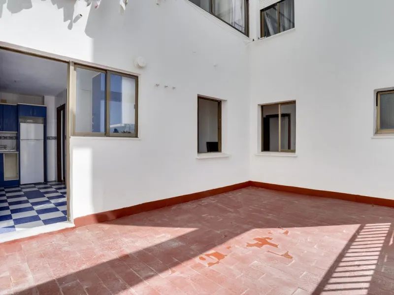 SPACIOUS APARTMENT WITH TERRACE AND SEA VIEWS IN THE HEART OF SABINILLAS