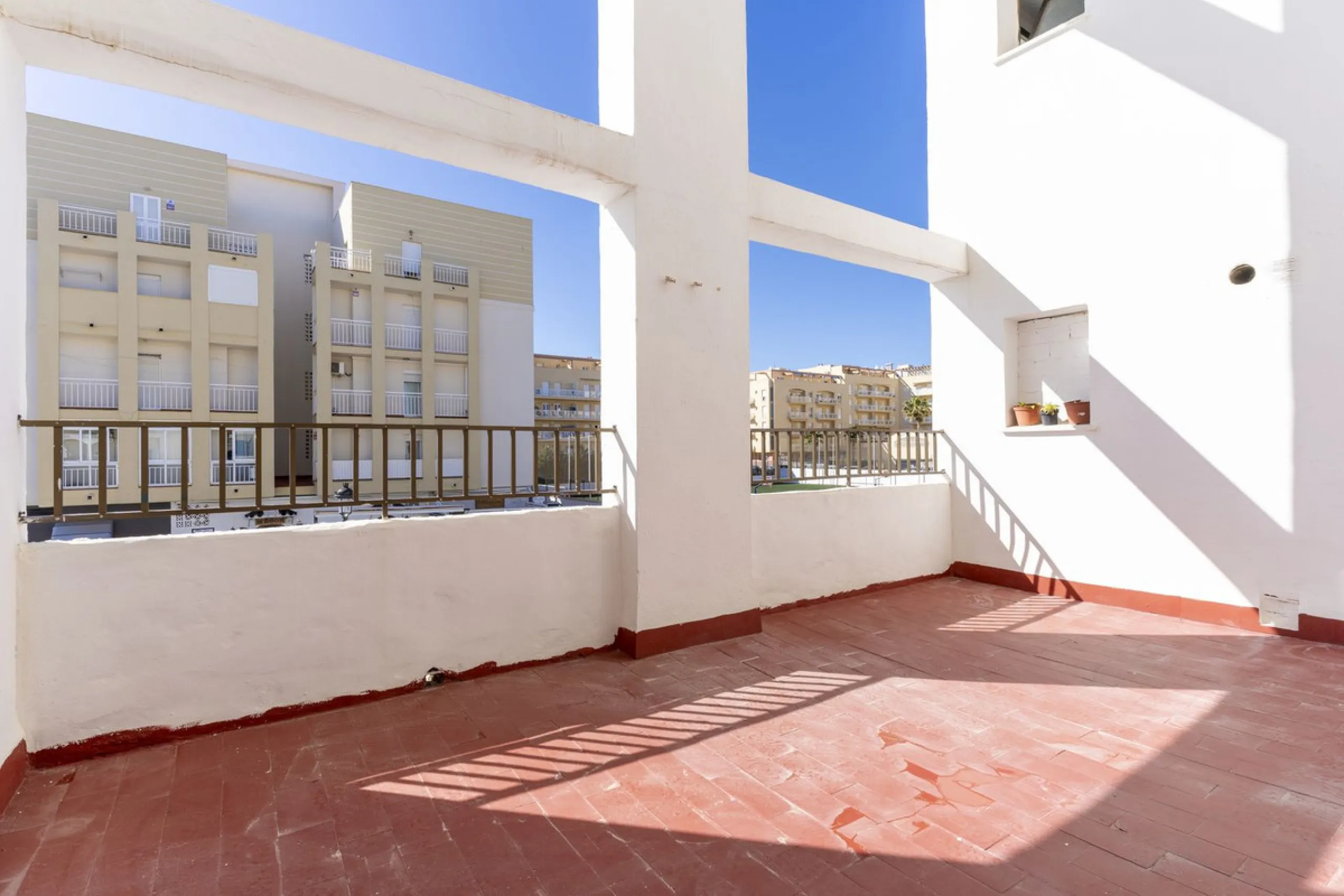 SPACIOUS APARTMENT WITH TERRACE AND SEA VIEWS IN THE HEART OF SABINILLAS